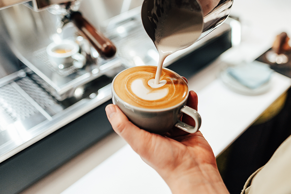 hafermilch-kaffee-roesterei-latte-art-barista
